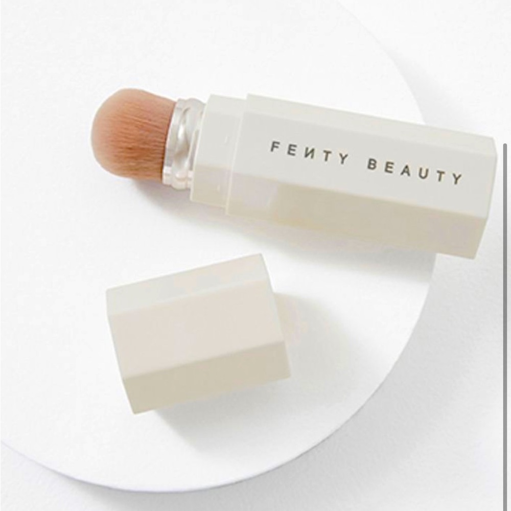 Fenty Beauty Portable
Contour & Concealer Brush 150